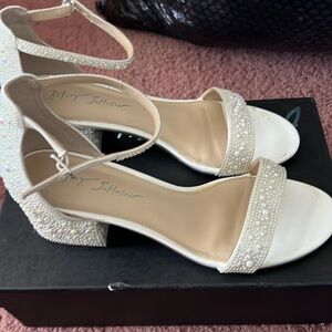 Women’s block heal. Worn 2x scuffing on the bottom but good condition.